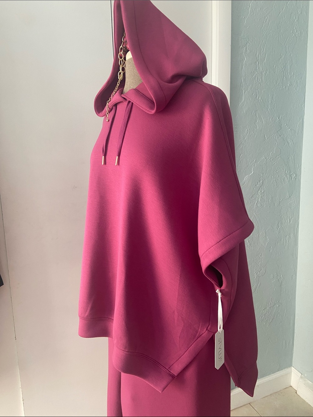 Relaxed Hooded Sleevless Sweatshirt & Wide Leg Cropped Pants  Valencia Rose XL